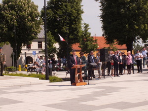 Uroczystości obchodów Konstytucji 3 Maja w Proszowicach. Uroczysty przemarsz, odśpiewanie Hymnu, przemówienia oraz złożenie kwiatów pod Pomnikiem Tadeusza Kościuszki.