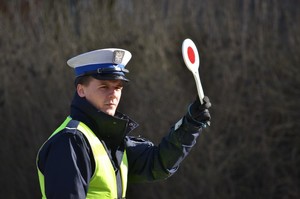 &quot;Policjant ruchu drogowego z podniesioną tarczą do zatrzymywania pojazdów...&quot;