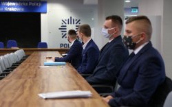 Kandydaci do służby w Policji siedzący na sali konferencyjnej