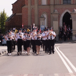 Uroczystości obchodów Konstytucji 3 Maja w Proszowicach. Uroczysty przemarsz, odśpiewanie Hymnu, przemówienia oraz złożenie kwiatów pod Pomnikiem Tadeusza Kościuszki.