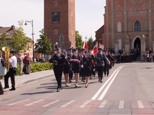 Uroczystości obchodów Konstytucji 3 Maja w Proszowicach. Uroczysty przemarsz, odśpiewanie Hymnu, przemówienia oraz złożenie kwiatów pod Pomnikiem Tadeusza Kościuszki.