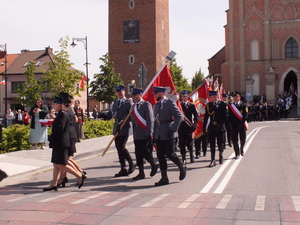 Uroczystości obchodów Konstytucji 3 Maja w Proszowicach. Uroczysty przemarsz, odśpiewanie Hymnu, przemówienia oraz złożenie kwiatów pod Pomnikiem Tadeusza Kościuszki.