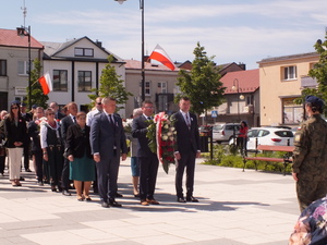 Uroczystości obchodów Konstytucji 3 Maja w Proszowicach. Uroczysty przemarsz, odśpiewanie Hymnu, przemówienia oraz złożenie kwiatów pod Pomnikiem Tadeusza Kościuszki.