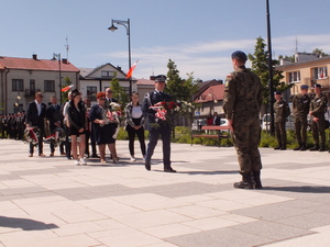 Uroczystości obchodów Konstytucji 3 Maja w Proszowicach. Uroczysty przemarsz, odśpiewanie Hymnu, przemówienia oraz złożenie kwiatów pod Pomnikiem Tadeusza Kościuszki.