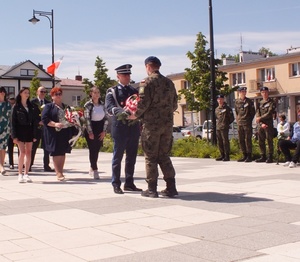 Uroczystości obchodów Konstytucji 3 Maja w Proszowicach. Uroczysty przemarsz, odśpiewanie Hymnu, przemówienia oraz złożenie kwiatów pod Pomnikiem Tadeusza Kościuszki.