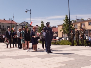 Uroczystości obchodów Konstytucji 3 Maja w Proszowicach. Uroczysty przemarsz, odśpiewanie Hymnu, przemówienia oraz złożenie kwiatów pod Pomnikiem Tadeusza Kościuszki.