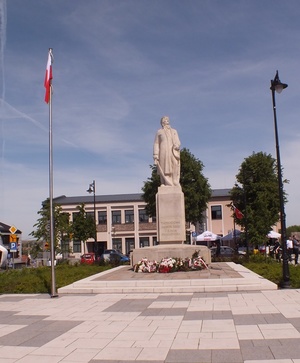 Uroczystości obchodów Konstytucji 3 Maja w Proszowicach. Uroczysty przemarsz, odśpiewanie Hymnu, przemówienia oraz złożenie kwiatów pod Pomnikiem Tadeusza Kościuszki.