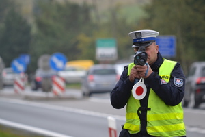 &quot;Policjant ruchu drogowego mierzy prędkość pojazdów ręcznym miernikiem&quot;