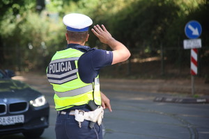 Policjant zatrzymuje pojazd do kontroli