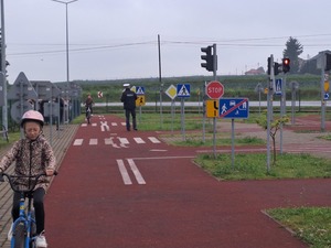 Karta rowerowa na Miasteczku Ruchu Drogowego w Glewcu, pod czujnym okiem funkcjonariuszy Wydziału Ruchu Drogowego z Proszowice.