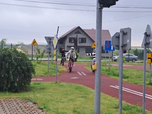 Karta rowerowa na Miasteczku Ruchu Drogowego w Glewcu, pod czujnym okiem funkcjonariuszy Wydziału Ruchu Drogowego z Proszowice.