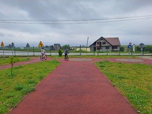 Karta rowerowa na Miasteczku Ruchu Drogowego w Glewcu, pod czujnym okiem funkcjonariuszy Wydziału Ruchu Drogowego z Proszowice.