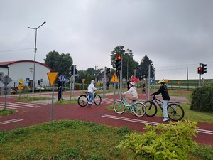 Karta rowerowa na Miasteczku Ruchu Drogowego w Glewcu, pod czujnym okiem funkcjonariuszy Wydziału Ruchu Drogowego z Proszowice.