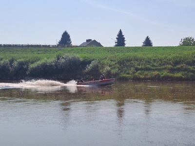 Wspólne działania Policji oraz Straży Pożarnej na rzeką Wisłą w ramach akcji &quot;Kręci mnie bezpieczeństwo nad wodą&quot;.