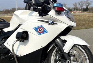 &quot;Policjant ruchu drogowego stoi przy motocyklu policyjnym&quot;