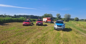 Wspólne działania Policji i Straży Pożarnej na Rzecze Wisła w Nowym Brzesku w ramach akcji &quot;Kręcie mnie bezpieczeństwo nad wodą&quot;.