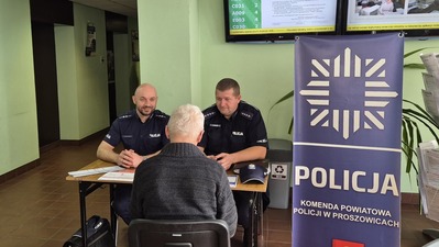 Dzielnicowi  z rejonu Miasta Proszowice udzielają informacji seniorowi.