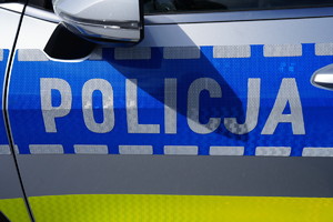 Napis policja na drzwiach radiowozu
