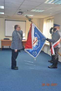 Pożegnanie Komendanta  insp. J. Groński  ze sztandarem.