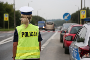Policjanta kontroluje ruch drogowy