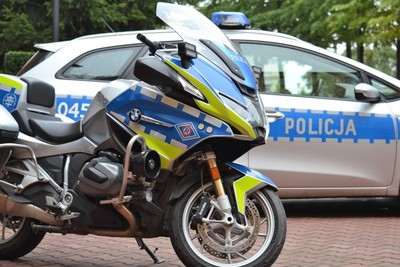 motocykl i radiowóz policyjny