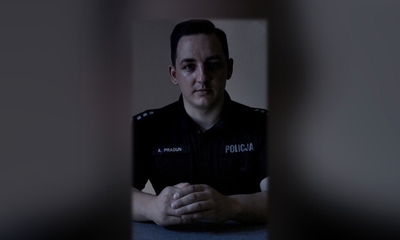 &quot;Policjant siedzi przy biurku.&quot;