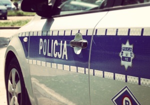 radiowóz policji na drzwiach napis Policja