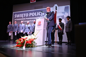 Obchody Święta Policji w Komendzie Powiatowej Policji w Proszowicach z udziałem I Wojewody Małopolskiej Pani Elżbiety Achinger, Zastępcy Komendanta Wojewódzkiego Policji w Krakowie insp. Pawła Krauza, Starosty Powiatu Proszowickiego, Burmistrzów i Wójtów z terenu powiatu proszowickiego oraz zaproszonych gości.