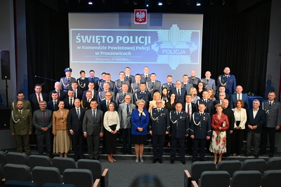 Obchody Święta Policji w Komendzie Powiatowej Policji w Proszowicach z udziałem I Wojewody Małopolskiej Pani Elżbiety Achinger, Zastępcy Komendanta Wojewódzkiego Policji w Krakowie insp. Pawła Krauza, Starosty Powiatu Proszowickiego, Burmistrzów i Wójtów z terenu powiatu proszowickiego oraz zaproszonych gości.