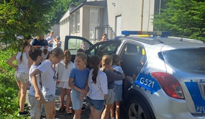 Spotkania profilaktyczne z dziećmi w ramach akcji &quot;Bezpieczne Wakacje 2025&quot;, oraz wspólne działania Policji i Straży Pożarnej na wodą.