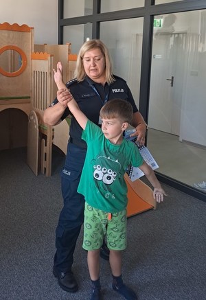 Spotkania profilaktyczne z dziećmi w ramach akcji &quot;Bezpieczne Wakacje 2025&quot;, oraz wspólne działania Policji i Straży Pożarnej na wodą.