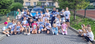Spotkania profilaktyczne z dziećmi w ramach akcji &quot;Bezpieczne Wakacje 2025&quot;, oraz wspólne działania Policji i Straży Pożarnej na wodą.