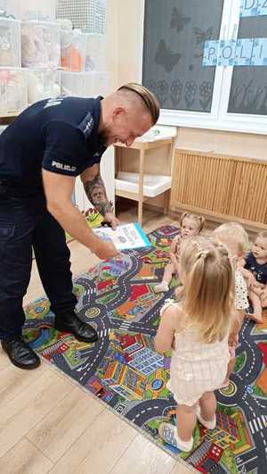 Spotkania profilaktyczne z dziećmi w ramach akcji &quot;Bezpieczne Wakacje 2025&quot;, oraz wspólne działania Policji i Straży Pożarnej na wodą.