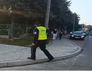 zdjęcie policjanta w rejonie szkoły