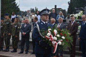 Zdjęcie policjanta składającego wiązankę