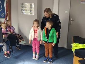 Przedszkolaki z wizytą w Komendzie Powiatowej Policji w Proszowicach
