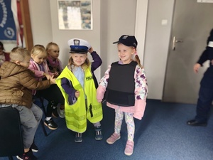 Przedszkolaki z wizytą w Komendzie Powiatowej Policji w Proszowicach