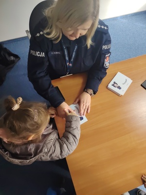 Przedszkolaki z wizytą w Komendzie Powiatowej Policji w Proszowicach