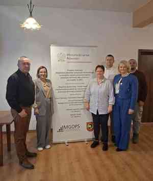 Wspólne zdjęcie przedstawicieli Policji i MGOPS