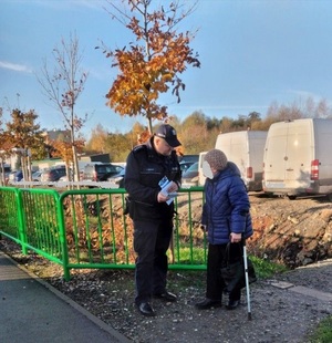 Dzielnicowy rozdaje ulotki