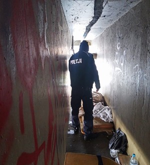 Policjant sprawdza pustostany