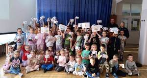 Wspólne zdjęcie funkcjonariuszy Policji i uczni Szkoły Podstawowej