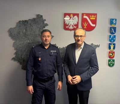 Po lewej Komendant KPP w Proszowicach, po prawej Starosta Powiatu Proszowickiego