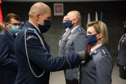 Komendant wręcz medal policjantce.