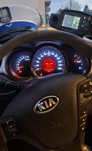 Działania pn.  Prędkości. Policjanci dokonują pomiaru prędkości przy użyciu radaru oraz wypisują mandat karny.