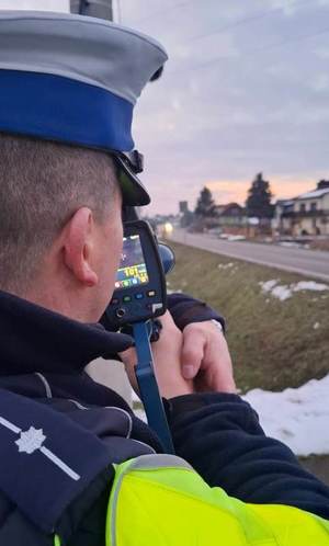 Działania pn.  Prędkości. Policjanci dokonują pomiaru prędkości przy użyciu radaru oraz wypisują mandat karny.