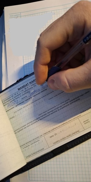 Działania pn.  Prędkości. Policjanci dokonują pomiaru prędkości przy użyciu radaru oraz wypisują mandat karny.