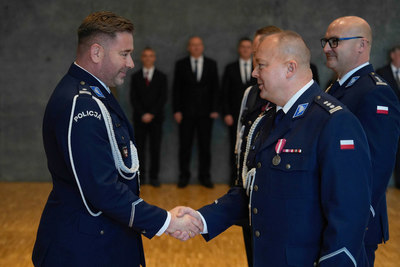 Komendant przyjmuje gratulację od Zastępcy Komendanta