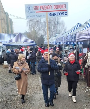 Funkcjonariusze KPP w Proszowicach we wspólnej akcji Widzę Reaguję Pomagam.