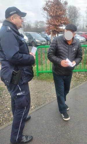 Dzielnicowy rozdaje ulotki